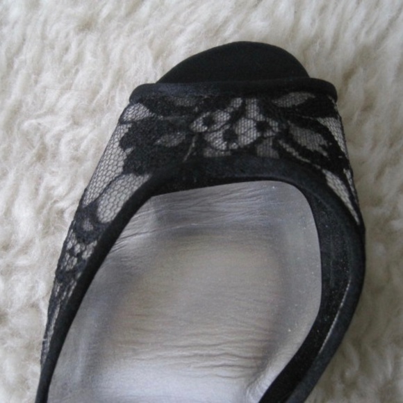 Stuart Weitzman Lace /Satin Pump - Picture 12 of 15